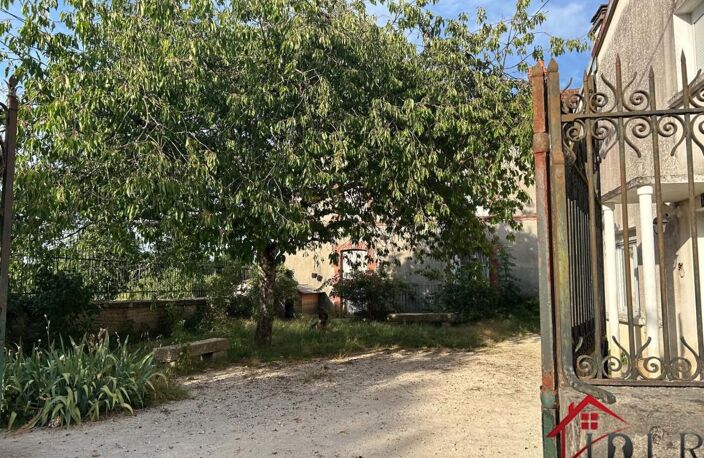 maison avec garage et terrain — photo 2
