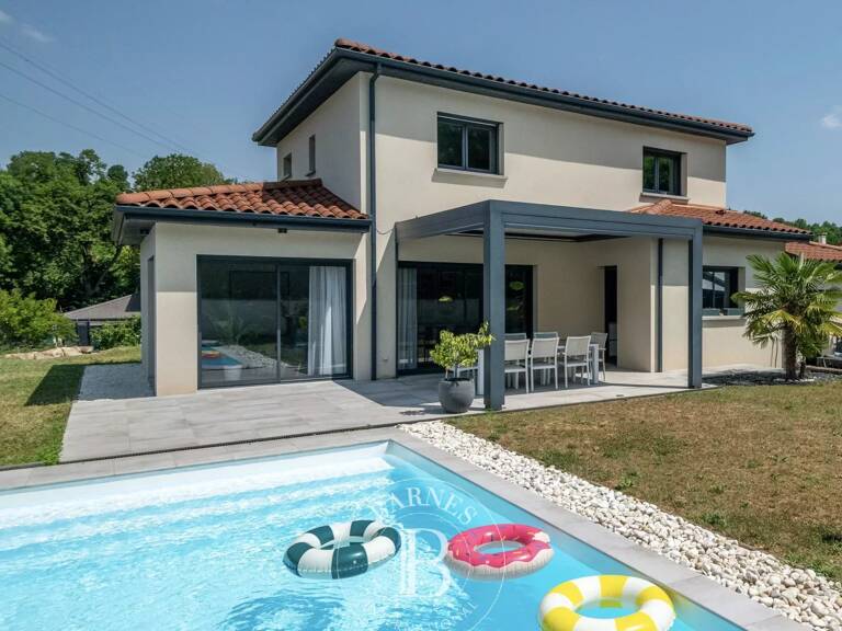 Chaponnay - Maison familiale d'environ 169m² - 4/5 chambres - piscine chauffée - garage - 876 m² terrain — photo 1