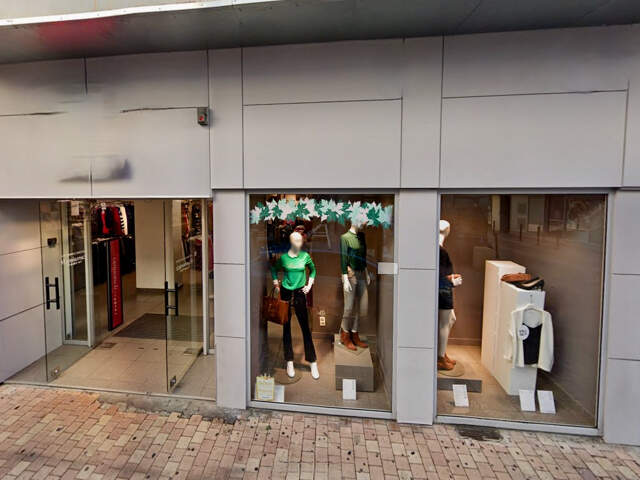 Rare, grande surface de vente ( 160m2) en zone commerciale numéro 1 dans l'hyper centre de Villeneuve sur Lot. Immeuble comprenant un local commercial d'environ 160m2, au 1er étage environ 155m2 de surface à rénover, au 2ème étage : 147m2 et des combles d — photo du bien