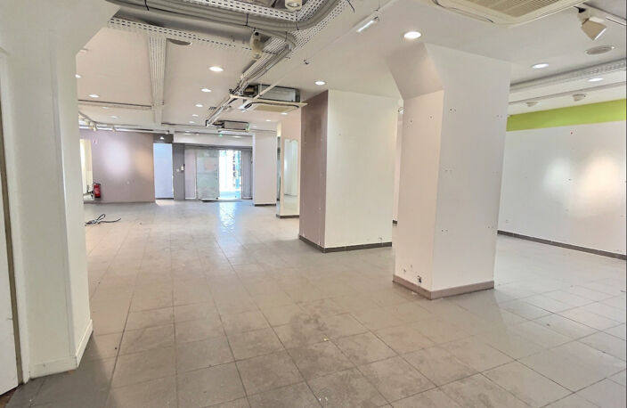 Rare, grande surface de vente ( 160m2) en zone commerciale numéro 1 dans l'hyper centre de Villeneuve sur Lot. Immeuble comprenant un local commercial d'environ 160m2, au 1er étage environ 155m2 de surface à rénover, au 2ème étage : 147m2 et des combles d — photo 2