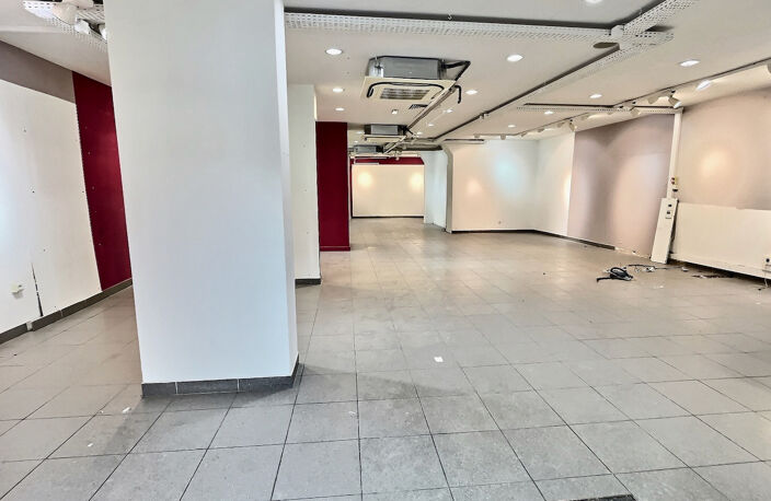 Rare, grande surface de vente ( 160m2) en zone commerciale numéro 1 dans l'hyper centre de Villeneuve sur Lot. Immeuble comprenant un local commercial d'environ 160m2, au 1er étage environ 155m2 de surface à rénover, au 2ème étage : 147m2 et des combles d — photo 3