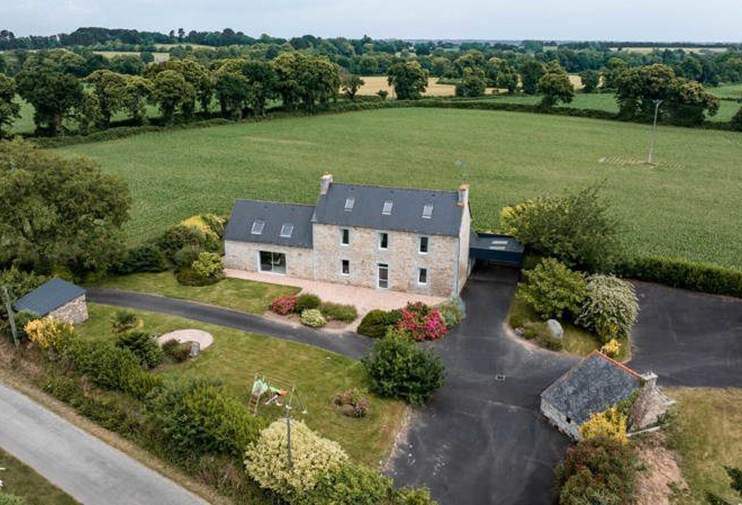 Maison en pierre de 8 pièces principales — photo 1