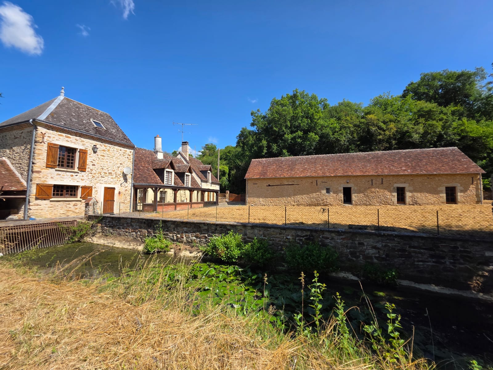 Ancien moulin de 253m2 avec son brief en eau et 2ha49a79ca de terrain