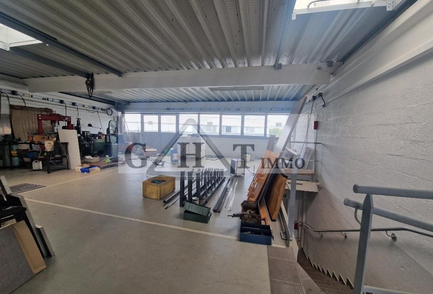 A LOUER 280 M²  ENTREPOT ET BUREAUX A STAINS — photo 1