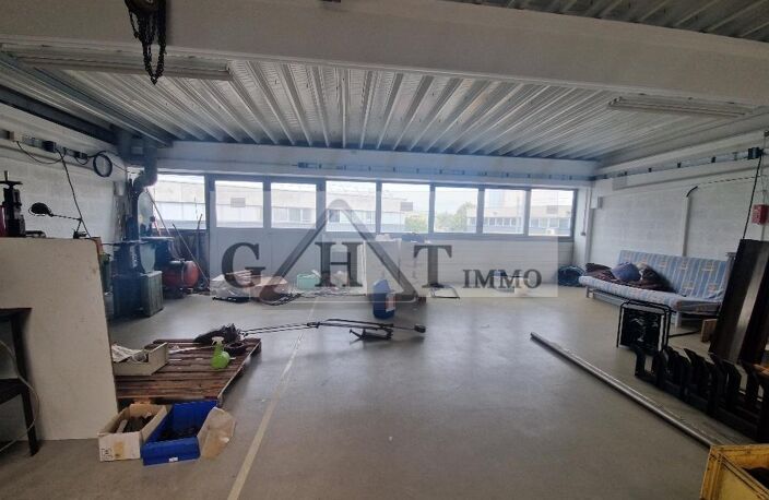 A LOUER 280 M²  ENTREPOT ET BUREAUX A STAINS — photo 2