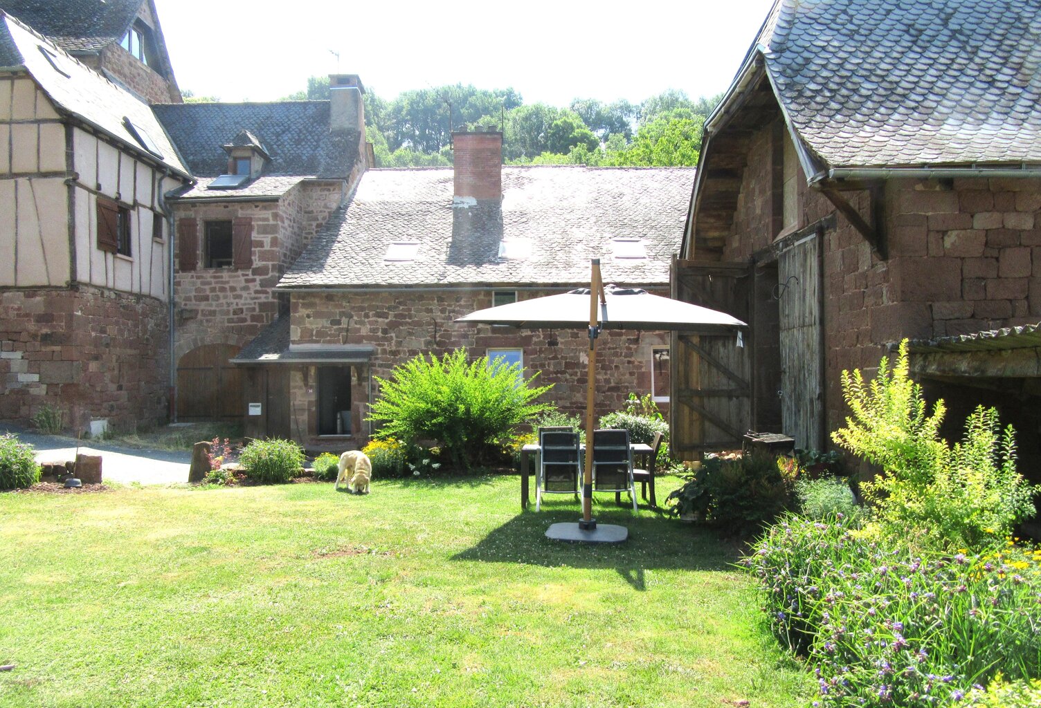 EXCLUSIVITE VALLON Bel ensemble immobilier en pierre très bien restauré dans un hameau rural — photo 1