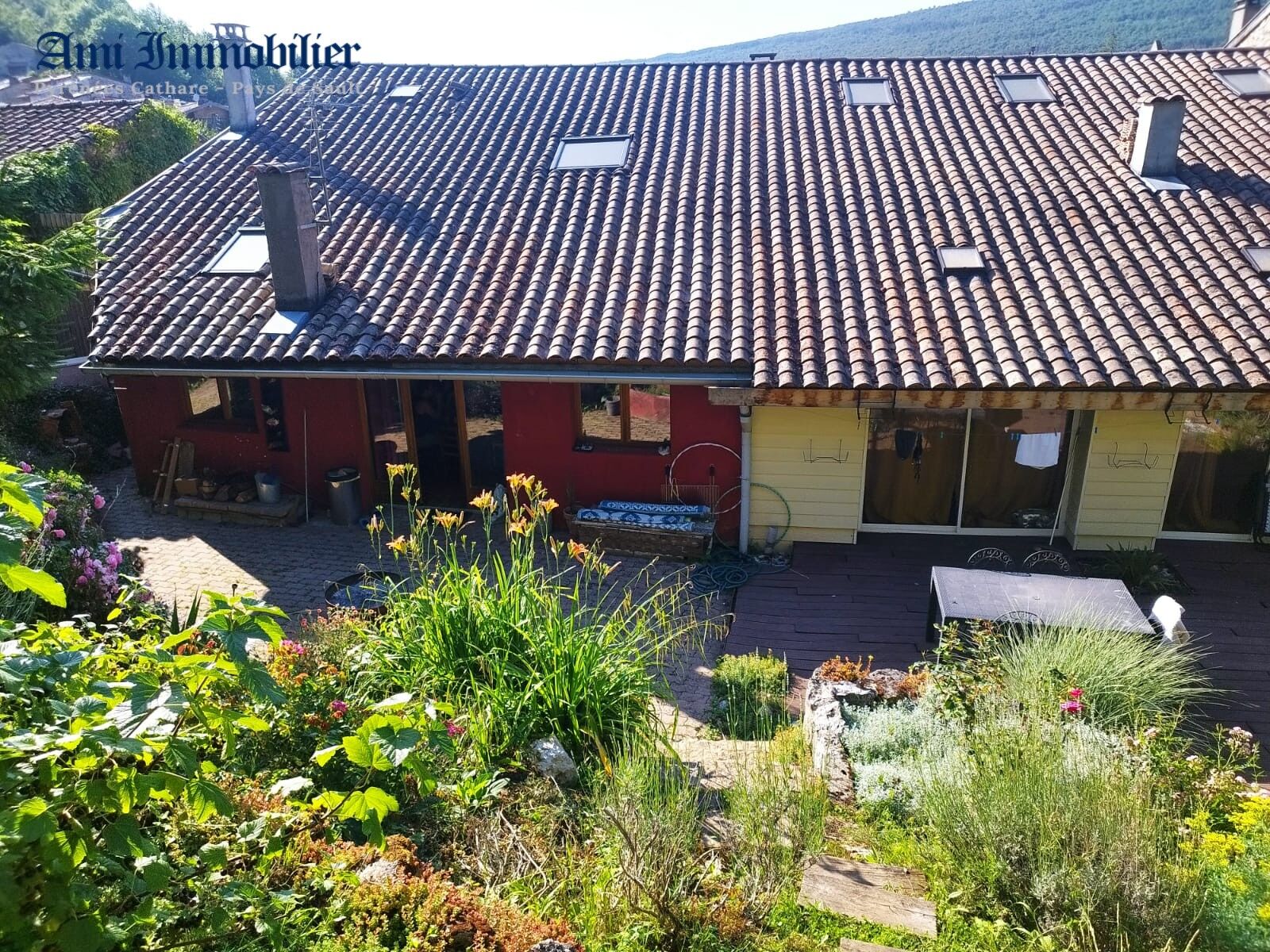 Située dans un village, proche de toutes les commodités