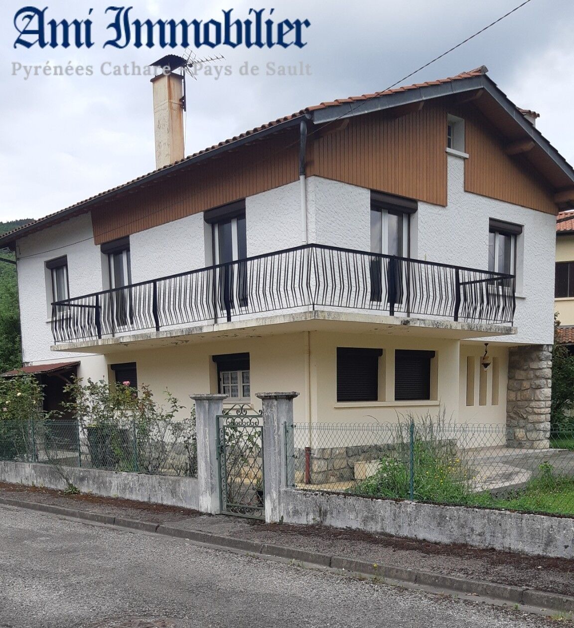 Cette maison indépendante est située dans un endroit calme et bénéficie d’un terrain clos de 899m2