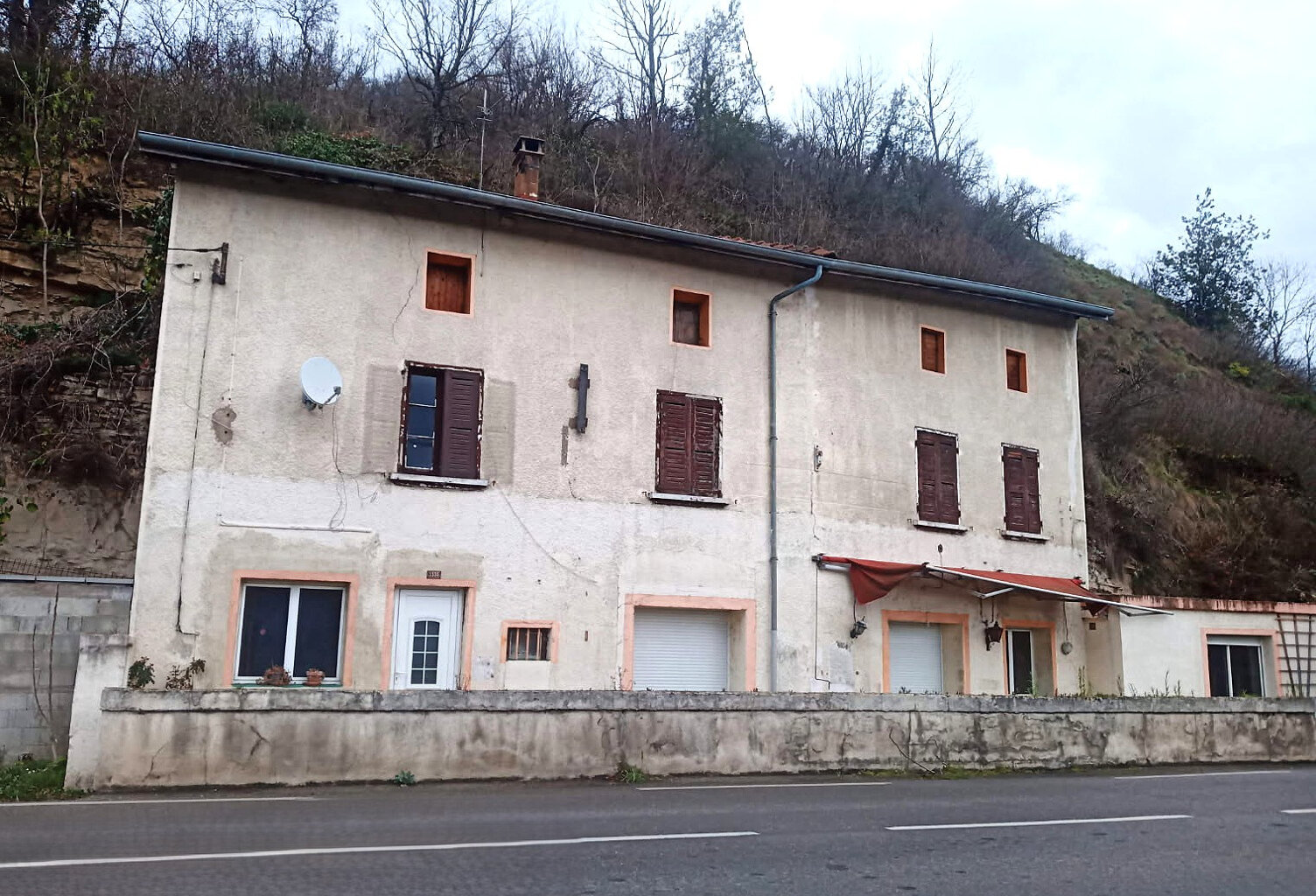 SAINT LATTIER - MAISON 210 M2 A RENOVER — photo 1