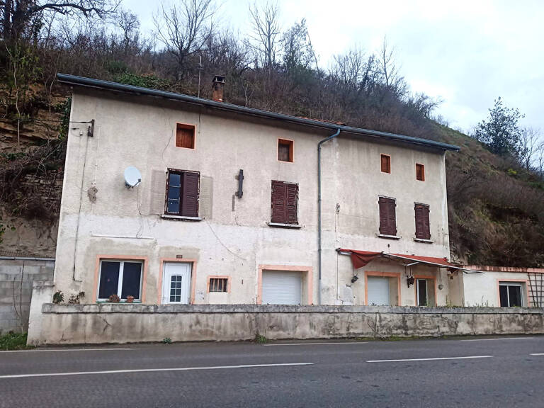 SAINT LATTIER - MAISON 210 M2 A RENOVER — photo 1