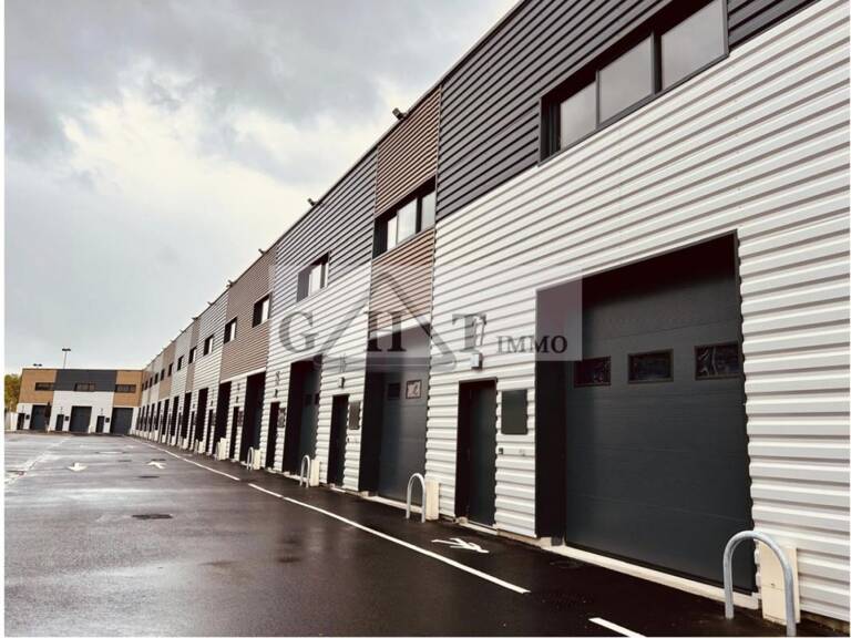 À louer : Entrepôt et bureaux – surface de 116 à 160 m² — photo 1