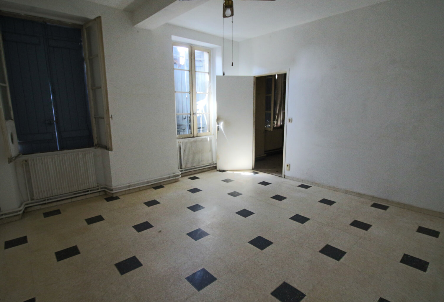 Immeuble au centre ville de Puy l'évêque — photo 1