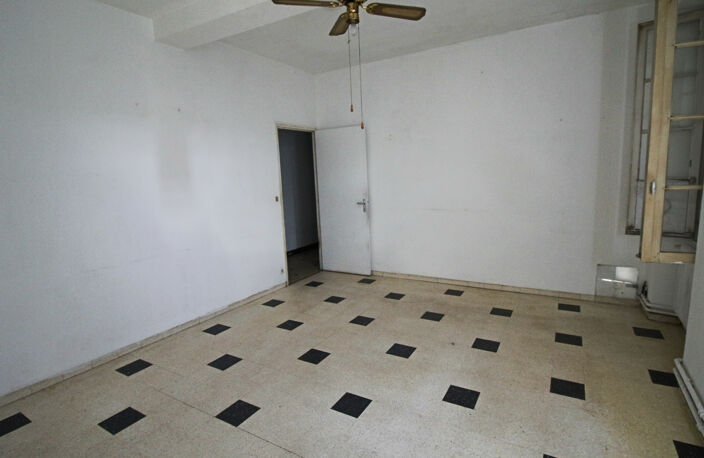 Immeuble au centre ville de Puy l'évêque — photo 2