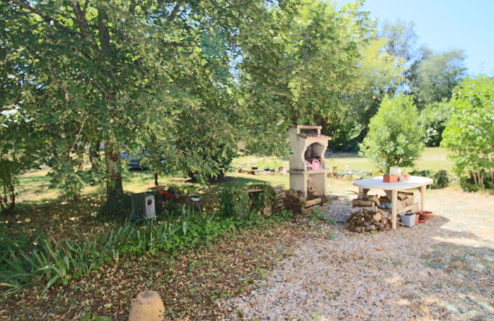Rare   Belle maison en pierre à restaurer au centre de Puy-l — photo 5