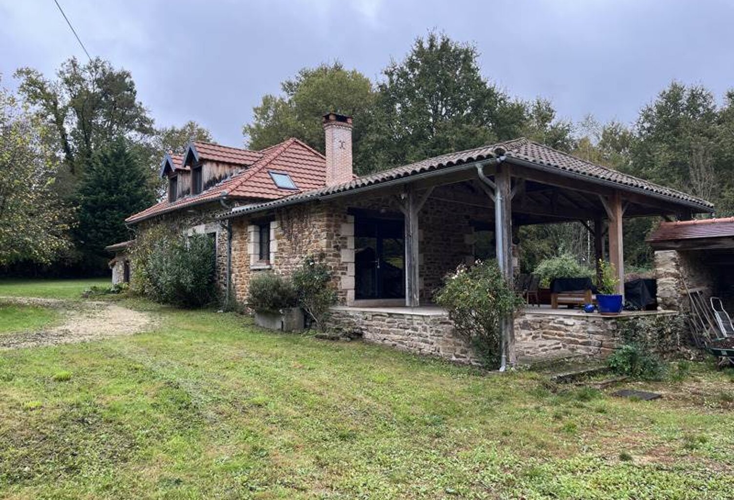 Maison en pierre de 5 pièces principales — photo 1