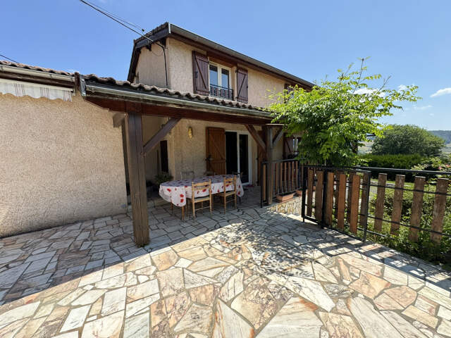 Maison familiale avec grand terrain arboré, garage double et — photo du bien