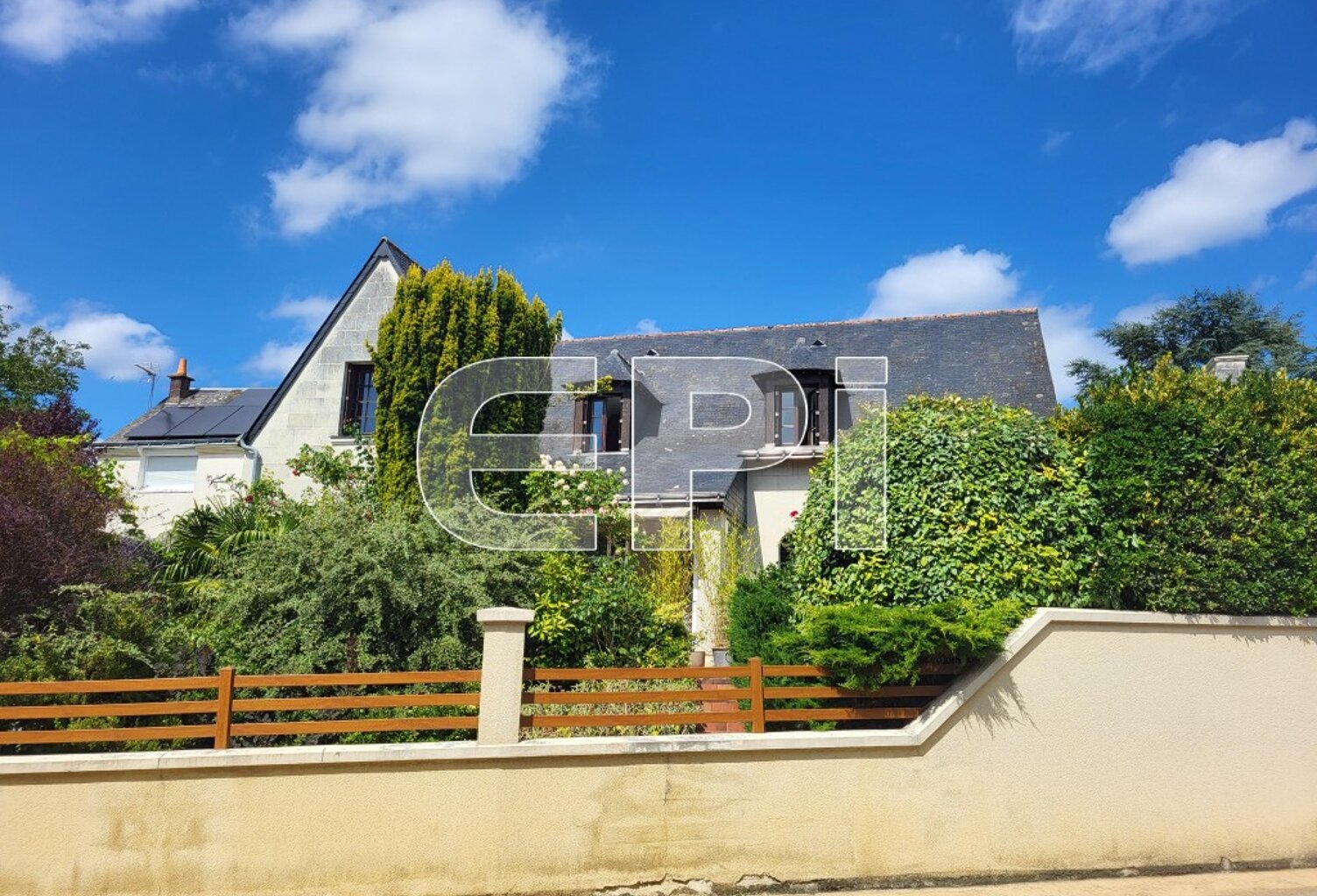 Brézé. Belle et grande maison familiale en tuffeau de 165m2 qu — photo 1