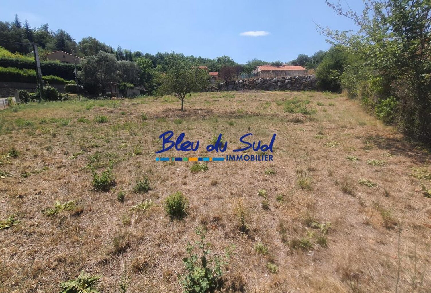 TERRAIN DE 1615 m² possibilité de faire 2 maisons — photo 1