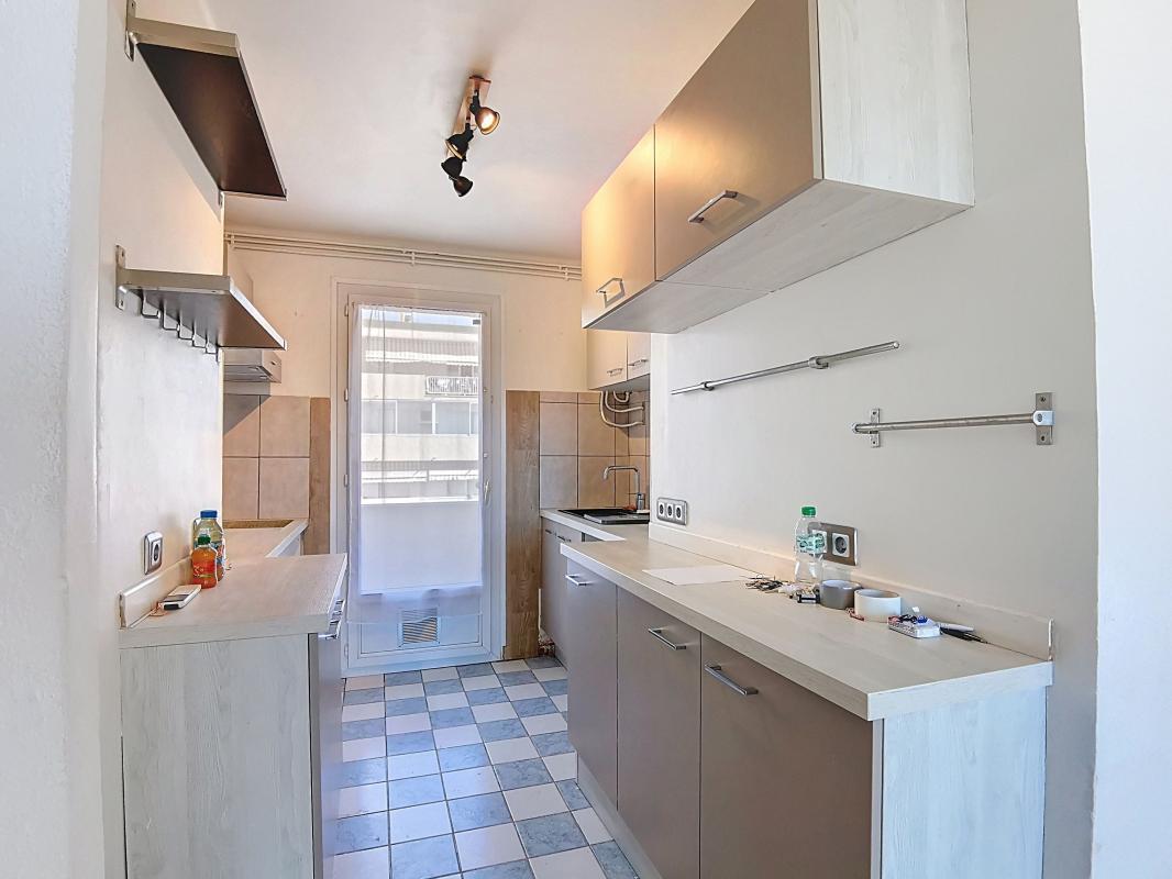 Appartement T3 en dernier étage à vendre sur TOULON Ouest, lumineux, parking collectif sécurisé
