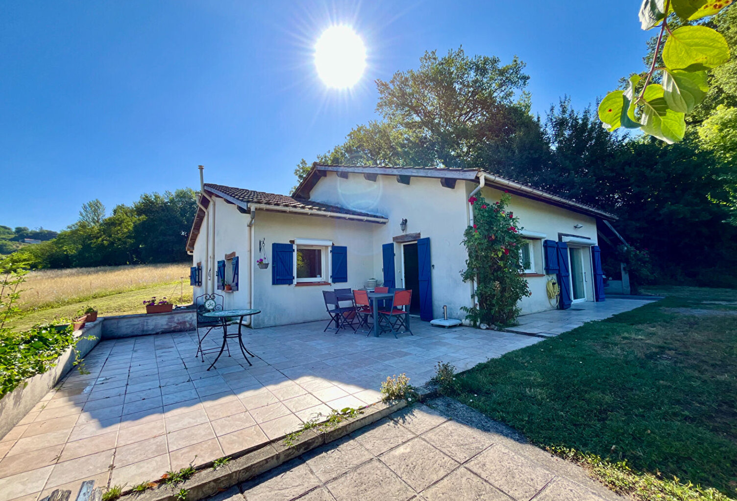 Dans le secteur de Pujols, au coeur du Lot-et-Garonne, proche de toutes les commodités, cette ravissante maison d'environ 107,15 m² vous séduira par son emplacement privilégié et sa vue imprenable. Elle se compose d'un vaste salon/séjour lumineux d'enviro — photo 1