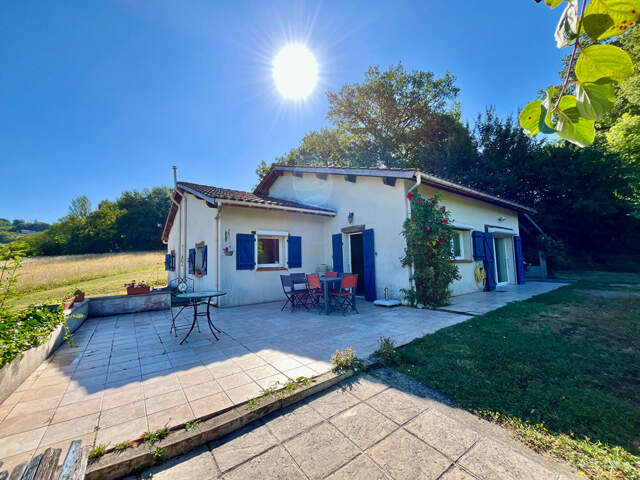 Dans le secteur de Pujols, au coeur du Lot-et-Garonne, proche de toutes les commodités, cette ravissante maison d'environ 107,15 m² vous séduira par son emplacement privilégié et sa vue imprenable. Elle se compose d'un vaste salon/séjour lumineux d'enviro — photo du bien