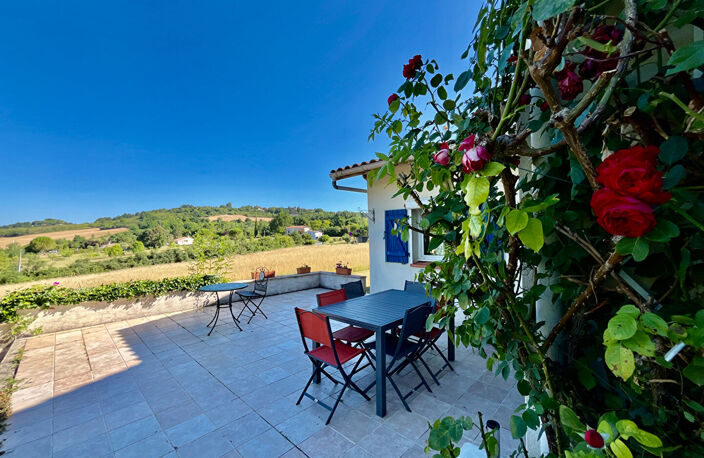 Dans le secteur de Pujols, au coeur du Lot-et-Garonne, proche de toutes les commodités, cette ravissante maison d'environ 107,15 m² vous séduira par son emplacement privilégié et sa vue imprenable. Elle se compose d'un vaste salon/séjour lumineux d'enviro — photo 2