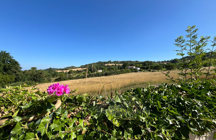 Dans le secteur de Pujols, au coeur du Lot-et-Garonne, proche de toutes les commodités, cette ravissante maison d'environ 107,15 m² vous séduira par son emplacement privilégié et sa vue imprenable. Elle se compose d'un vaste salon/séjour lumineux d'enviro — photo 3