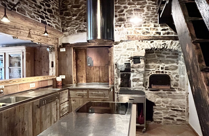 MAISON ANCIENNE BAIGNEE DE CALME ET DE VERDURE — photo 2