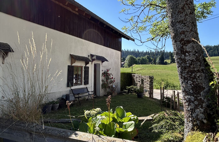 MAISON ANCIENNE BAIGNEE DE CALME ET DE VERDURE — photo 4