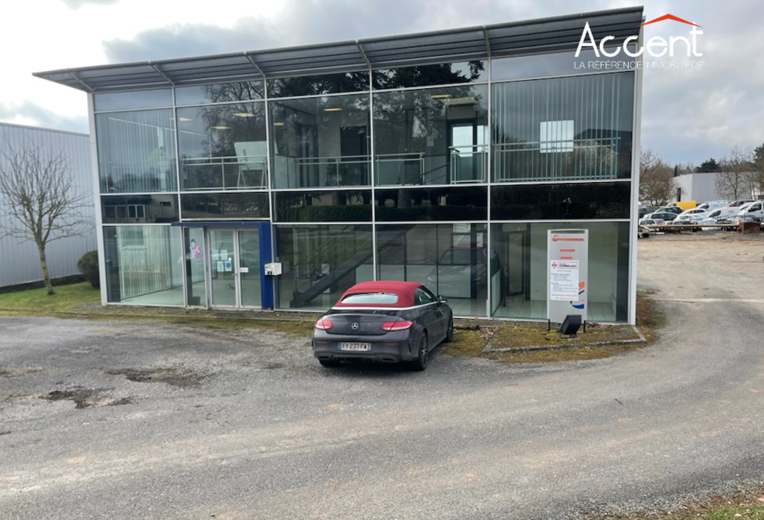 À LOUER   Local professionnel avec bureaux, entrepôt et grand parking   Olemps — photo 1