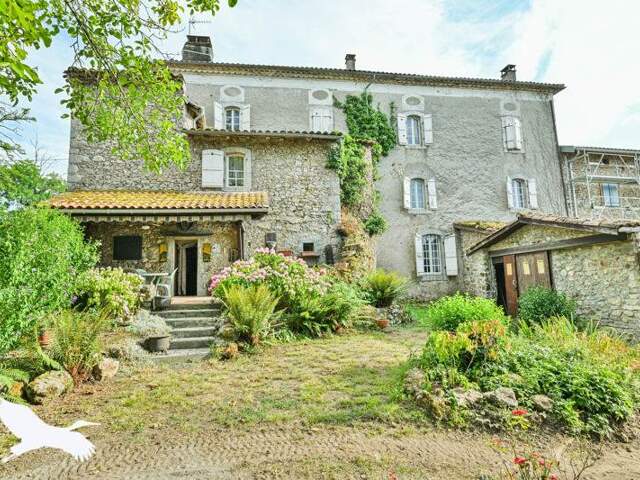 Maison en pierre de 10 pièces principales — photo du bien