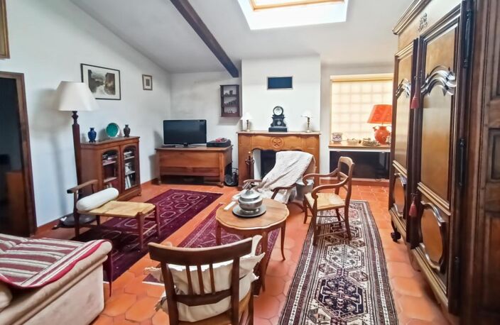 Maison de caractère au cœur d’Oraison avec garage, patio et caves — photo 2