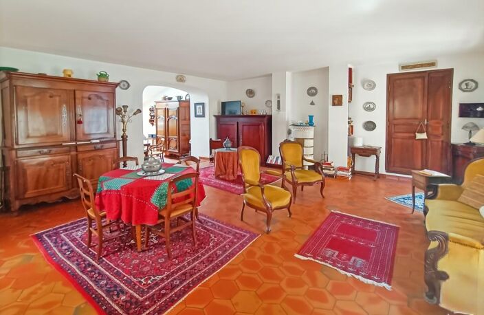 Maison de caractère au cœur d’Oraison avec garage, patio et caves — photo 4