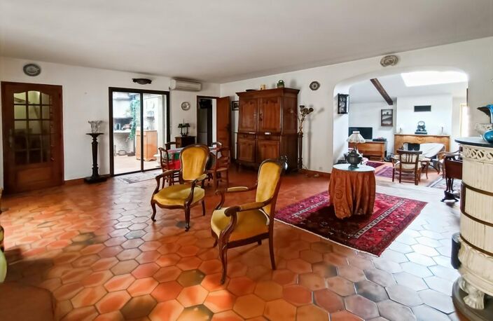 Maison de caractère au cœur d’Oraison avec garage, patio et caves — photo 5