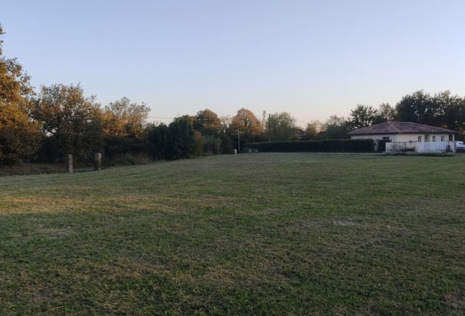 TERRAIN PLAT DE 2408 M² , QUARTIER CALME — photo 1