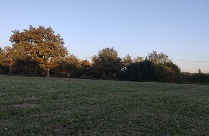 TERRAIN PLAT DE 2408 M² , QUARTIER CALME — photo 3