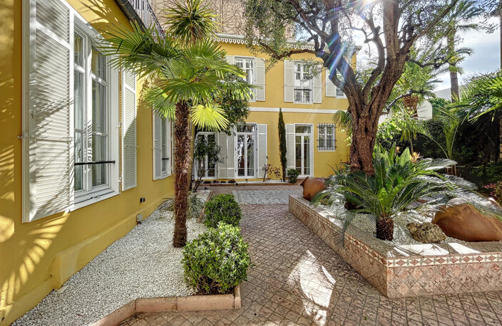 CANNES CENTRE. APPARTEMENT-VILLA AVEC BELLE TERRASSE-JARDIN — photo 4