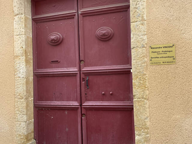Immeuble avec cabinet loué, appartement à restaurer et cour — photo du bien