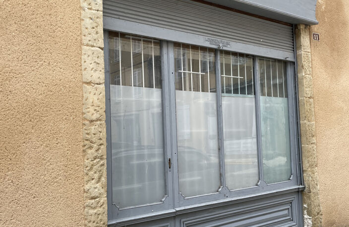 Immeuble avec cabinet loué, appartement à restaurer et cour — photo 2