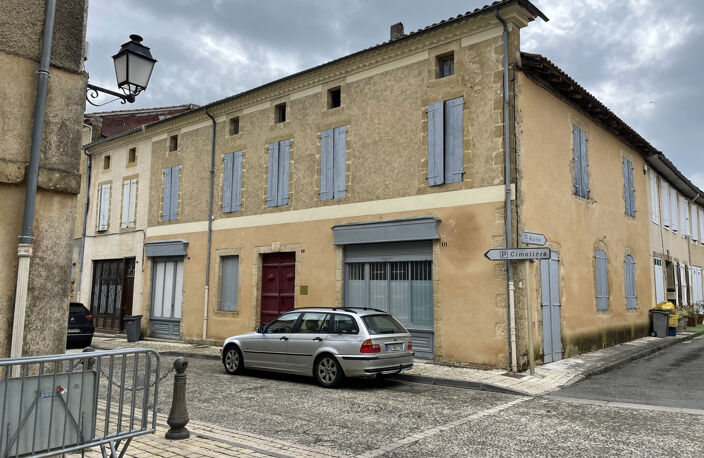 Immeuble avec cabinet loué, appartement à restaurer et cour — photo 4