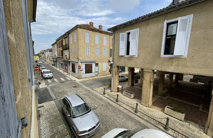 Immeuble avec cabinet loué, appartement à restaurer et cour — photo 5