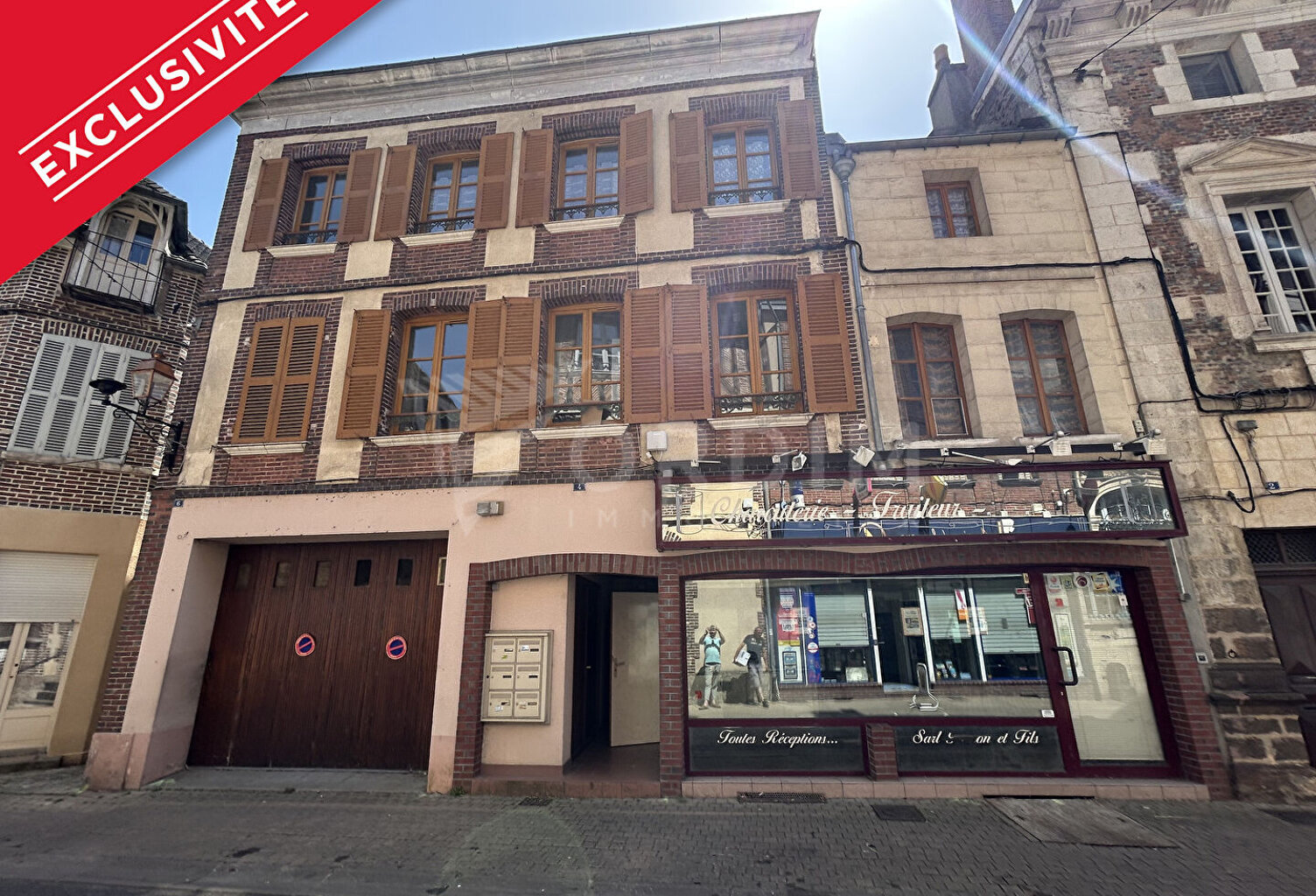 Immeuble de rapport - TOUCY CENTRE - appartements + local commercial — photo 1