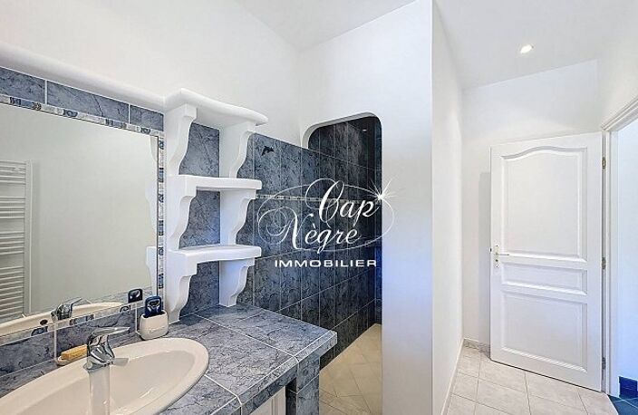 VILLA PROVENÇALE DE 240M² AU COEUR DE LA NATURE À VENDRE AU CANN — photo 3