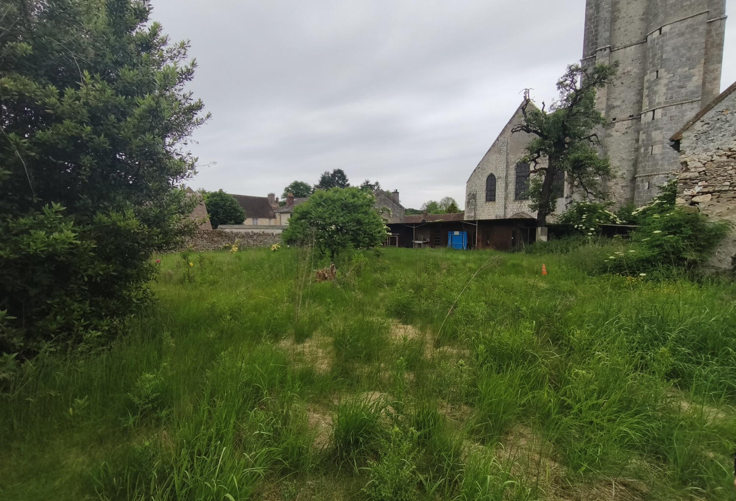 Terrain constructible centre village de 250m2 — photo 1