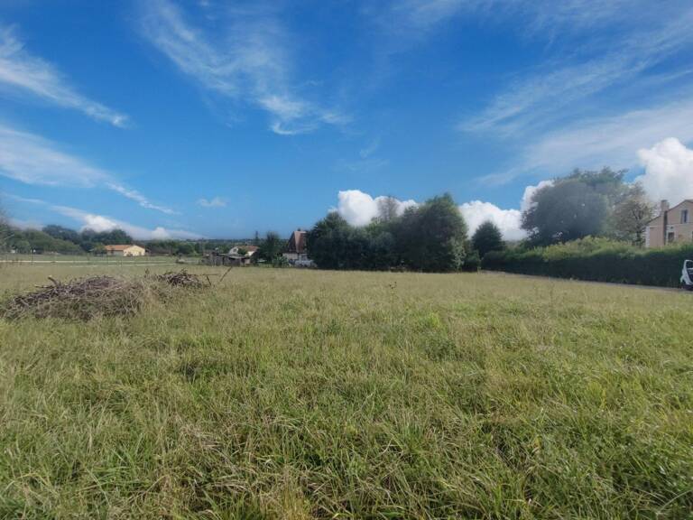 Terrain à bâtir viabilisé secteur calme — photo 1