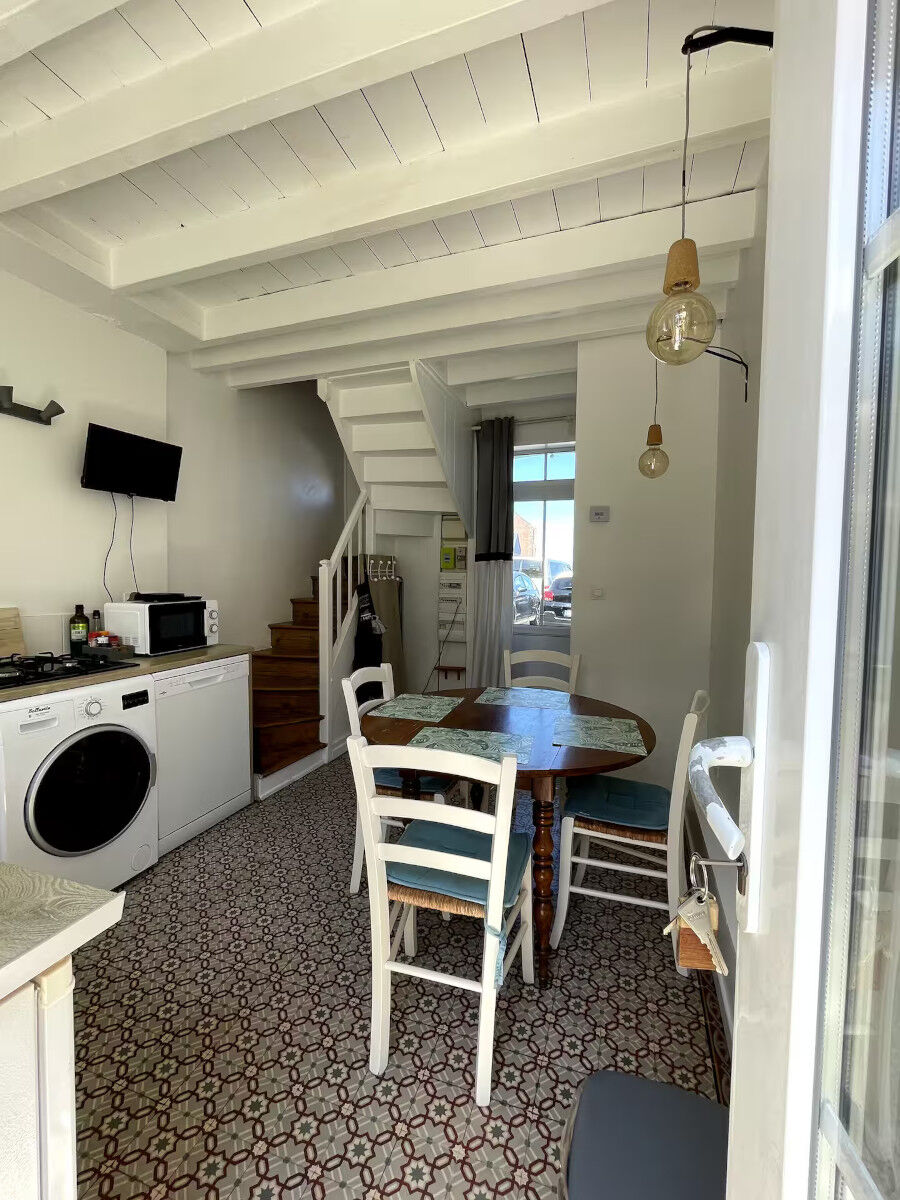 Photo ETRETAT à 2 pas de la mer, jolie maison rénovée en briques et silex avec cour et dépendance image 3/4