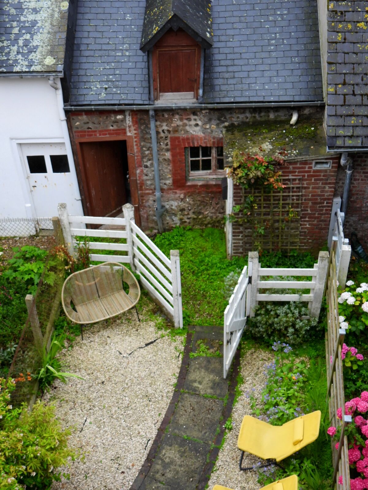 Photo ETRETAT à 2 pas de la mer, jolie maison rénovée en briques et silex avec cour et dépendance image 4/4