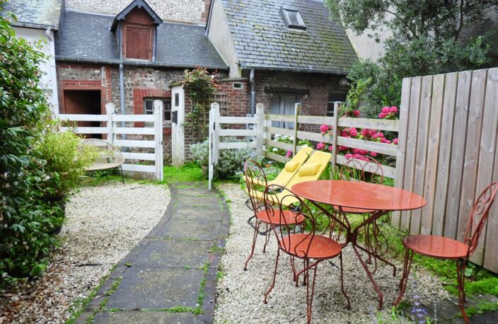ETRETAT à 2 pas de la mer, jolie maison rénovée en briques et silex avec cour et dépendance — photo 2