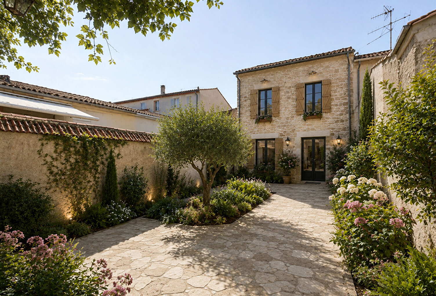 Villeneuve-sur-Lot, à quelques minutes à pied des commodités, un ensemble immobilier rare au coeur de la ville composé de 2 bâtiments avec garage et cours intérieure!  La maison principale se compose de 183 m² habitables qui se répartissent sur trois nive — photo 1
