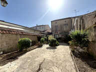 Villeneuve-sur-Lot, à quelques minutes à pied des commodités, un ensemble immobilier rare au coeur de la ville composé de 2 bâtiments avec garage et cours intérieure!  La maison principale se compose de 183 m² habitables qui se répartissent sur trois nive — photo 2